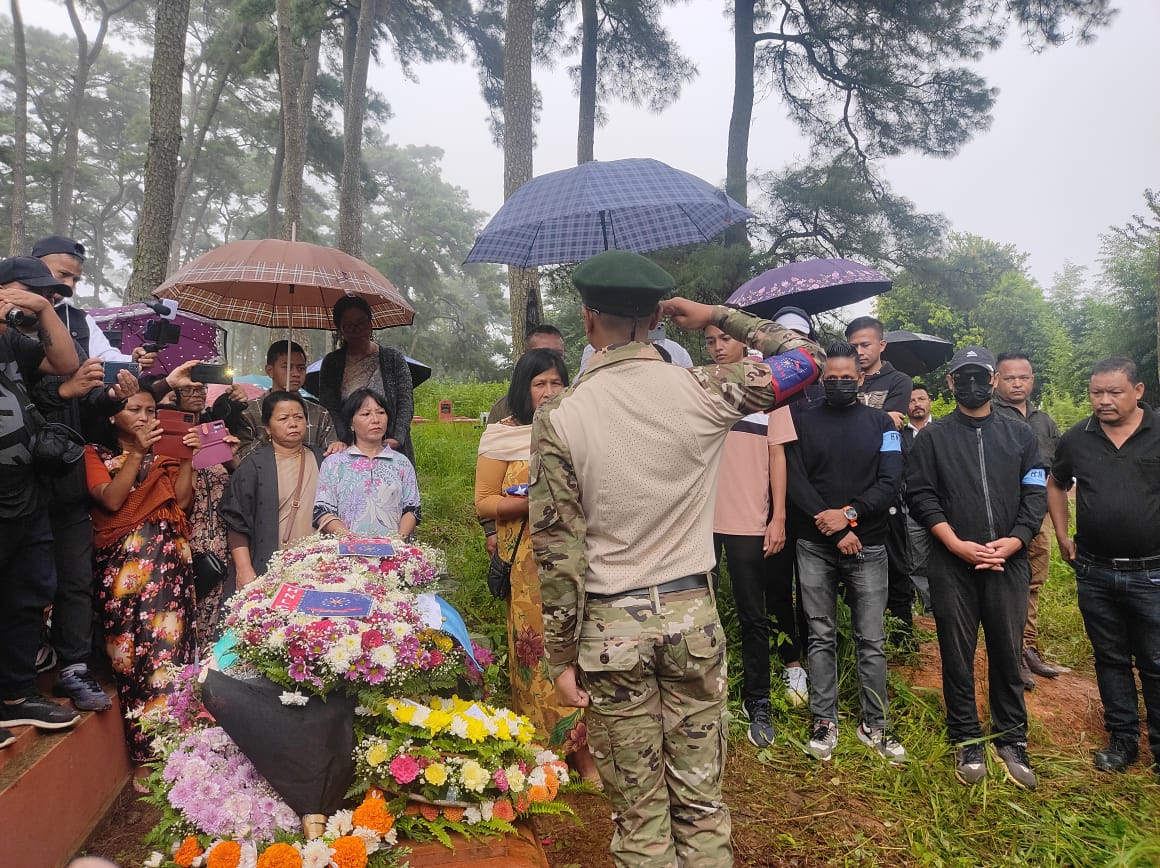 Shillong, Nailar 13: Ki dkhot jong ka kynhun kieng atiar ka Hynniewtrep National Liberation Council (HNLC) ha ka sngi Saitjaiñ kila leit buh syntiew lum jingtep ha Lawmali ban kynmaw burom ia u General Secretary barim jongka u Bah Cheristerfield Thangkhiew ha ka lyngkhuh sngi ba iap ka baar.
Ki bahaiing bahasem jong u Bah Vheristerfield kial liet ban buh syntiew ha kate iaka sngi ban kynmaw burom iala u baieid bathoiñ uba la khlad noh ar snem mynshwa na ka jingshah siat iap ha ki pulit ka jylla.  
Lah ban ong, ba kane kadei ka sien kaba nyngkong ba ki dkhot ka HNLC kila iohlad ban leit buh syntiew iala u nongialam barim namar ba ki don hapoh jong ka jylla ban iakren iasuk bad ka sorkar jylla bad sorkar pdeng.
Ha kane ka jingleit buh syntiew, ka seng kala aiti iaka Lama jong ka HNLC ha ka kurim jong u bah Cheristerfield kum ka dak ban kynmaw burom ia la u nongialam u ba la khlad noh ha u snem 2021.
Hashwa kane, ki nongialam ka HNLC kila pynpaw iaka jingbitar halor ka jingbuh kyndon ka sorkar ba kidei ban leit buh syntiew ha u Lum jingtep Lawmali haka por 8 baje mynstep, hynrie ki nongialam ka HNLC kila pynkheiñ ia katei ka jingbthah bad kila leit ban buh syntiew haka por 2 baje mynsngi ryngkat bad ki bahaiing bahasem jong u Bah Cheris.
U Ksiang ka HNLC u bah Sadon Blah, haba iakren bad ki nongthoh khubor ula ong, haduh mynta kam pat don kano kano ka jingsngewsyier iaki dkhot ka HNLC kiba dang don hapdeng ka jingiakren iasuk hapdeng ka sorkar jylla bad sorkar pdeng.
Ula ong, kiba bun balang kila pynpaw ia ka jingsngew artatien ban shaniah iaka sorkar jylla ban wan iakren iasuk hadien ka jingshah siat iap jong u (L) Bah Cheristerfield.
 “Hooid ka long kumta bad kane kadei ka jingsngew na ki bun balang khamtam hadien ka jingshah siat iap u bah Cheris ha kti ki Pulit. Kala don ka jingsngew ba dei ban husiar hynrei haba nga shimti ia kane ka kam ban pyniaid ia ka jingiakren iasuk, haduh mynta ngam iohi ba kan don kano kano ka jingsngew artatien ne ban husiar namar ka jingiakren iasuk ka iaid beit iaid ryntih” la pynkut u Bah Sadon Blah.