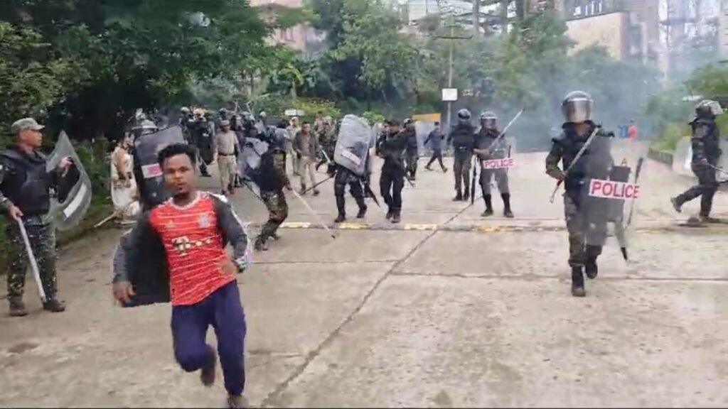 Hap siat tear gas bad khyrwit lathi ki Pulit ha EJH ha ka public hearing ban pynheh ia ka M/s Meghalaya Cement