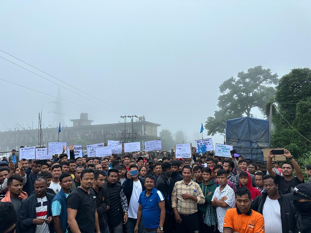 Hap siat tear gas bad khyrwit lathi ki Pulit ha EJH ha ka public hearing ban pynheh ia ka M/s Meghalaya Cement