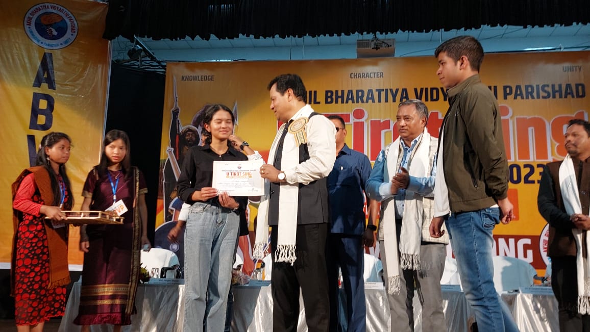 Aiti u Sonowal ia ka ‘U Tirot Sing Best Students Award 2023’ ha Shillong