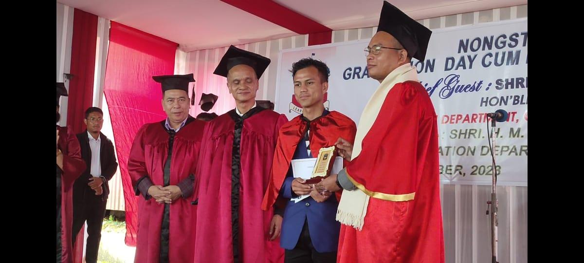 Rakhe ka Nongstoiñ College ïa ka Graduation Day, pynkup burom ïa 4 ngut ki Merit Holders 