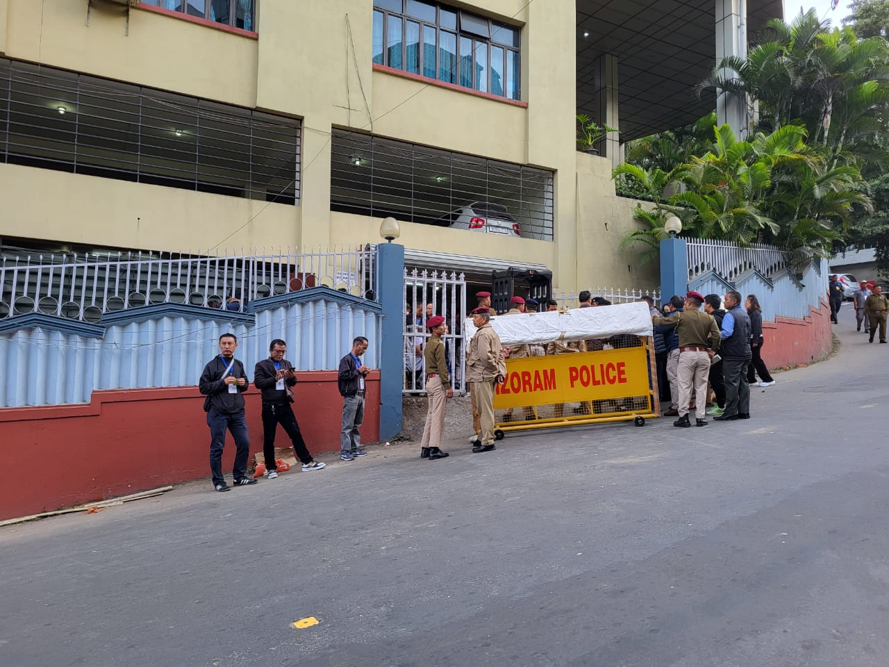 Ka jingniew vote ha Mizoram kala sdang hynne ka sngi Nyngkong bad haduh ka por 9:50, ka Zoram People’s Movement (ZPM) bad ka Mizo National Front (MNF) kila tam ha kiba bun ki constituency.