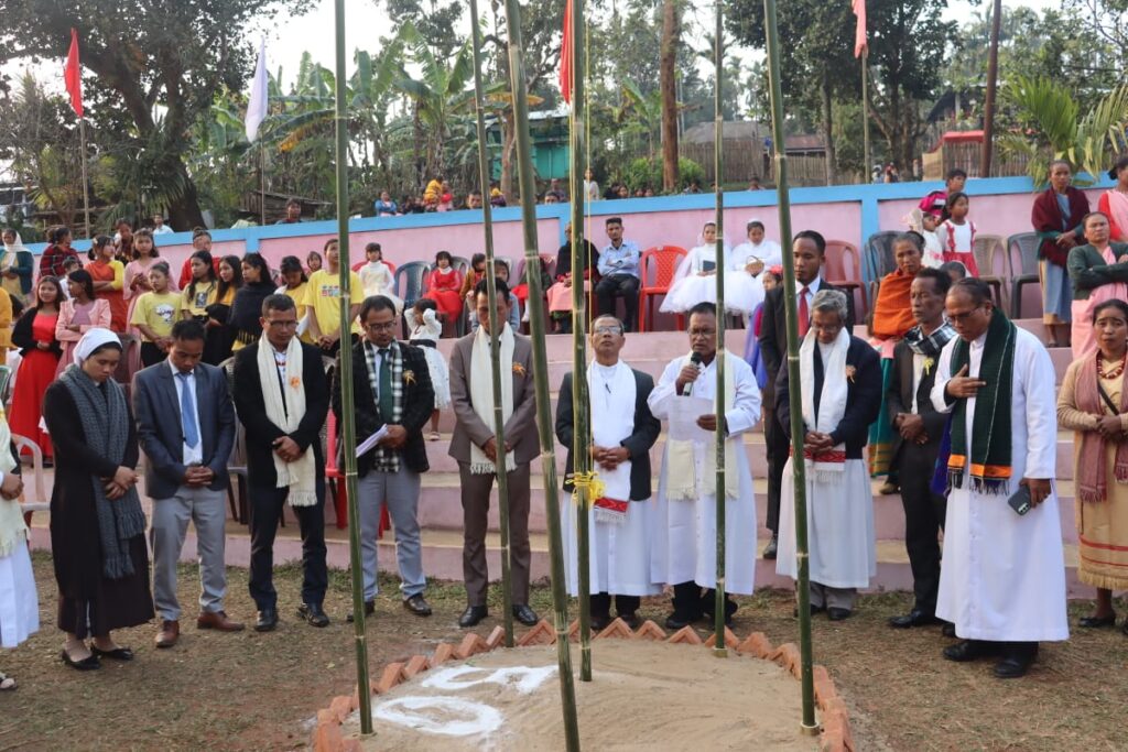 Nongpoh, K'lyngkot 28: Ka Balang Catholic jong ka Shnong Pahambir kaba hap hapoh ka Parish Nongpoh, ha ka 28 Kyllalyngkot, ka la pynhap noh ïaka lama jong ka jingrakhe dap 50 snem ne Golden Jubilee jong ka Balang.
La pynhap lama ia kane ka jingrakhe da u bah Balajied Rani MDC, Nongpoh haka jingiadon lang Rev Fr. Lawrence Nongkseh, Rev Fr. Charles Sangma, Rev Fr. Roland kharkrang , Rev Fr. Felix Aiban klein, Fr. Peter Syiemlieh Father Rangbah jong ka Parish Nongpoh lem bad kiwei kiwei ki riew rangbah. 
Ia kane ka jingrakhe la sdang daka jingiaseng shakri mass da u Rev Fr. Roland Kharkhrang ha kaba u la ïoh ruh ban sam ïaki kyntien naka ktien jong u Blei sha ki paid riewngeit kiba la ïa donlang ha katei ka sngi. 
U Rev. Fr. Roland Kharkhrang u la pashad ïa ki kyntien sha ki paid riew ngeit da kaba ong, U blei u la ai iaka mon kaba lait luid ha ngi ki briew, lada ngi mon ban leh ïaka ba sniew khlem ka jingpyn bor jongno jongno to kit  hi maphi ïaka Pop bad lada ngi leh iaka ba bha khlem ka jingpynbor to ngin khmieh lynti ïaka bainong. 
U la ong ruh, ka jing khot jingwer jong u blei lyngba kane ka sngi ka long to leit phai sha la iing da kawei pat ka lynti bad klet ïaka lynti kaba phi wan. U Fr. Roland hangne u la pynshai ruh ïa kitei ki kyntien kaba u mut ban ong ka long, to klet noh ia kiei kiei ki ba la dep la phi la kum leh Pop ne leh bakla haka lynti iaid hynrei to pynkylla noh ia la ka jingim da kaba phai sha ka lynti kaba bha bad sha ka lynti jong u Blei. 
Haka janmiet jong kane ka sngi la ïoh ruh ban pynsngew pynsngap ïaki sur jingrwai kiba thiang kiba la rwai da ki khun samla jong ka Balang bad ha kajuh kapor la ïoh ruh ban pyni ïaki jingshad bad jingtem tynrai bad la ïoh ruh ban pynkup burom naduh ki Father, ki sisters, ki Rangbah Balang, Ki Longkmie Longkpa, ki Riew tymmen kiba la long Kristan nyngkong ha katei ka shnong, ki riew rangbah kiba la don kti ban ïarap ïaka Balang bad kiwei kiwei.