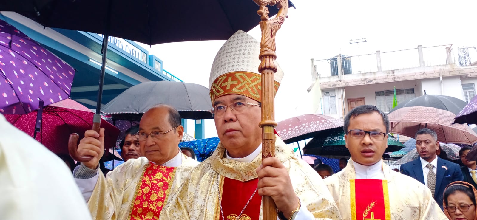 Plie u Archibishop Victor Lyngdoh ïa ka Divine Savior Church, Lawsohtun