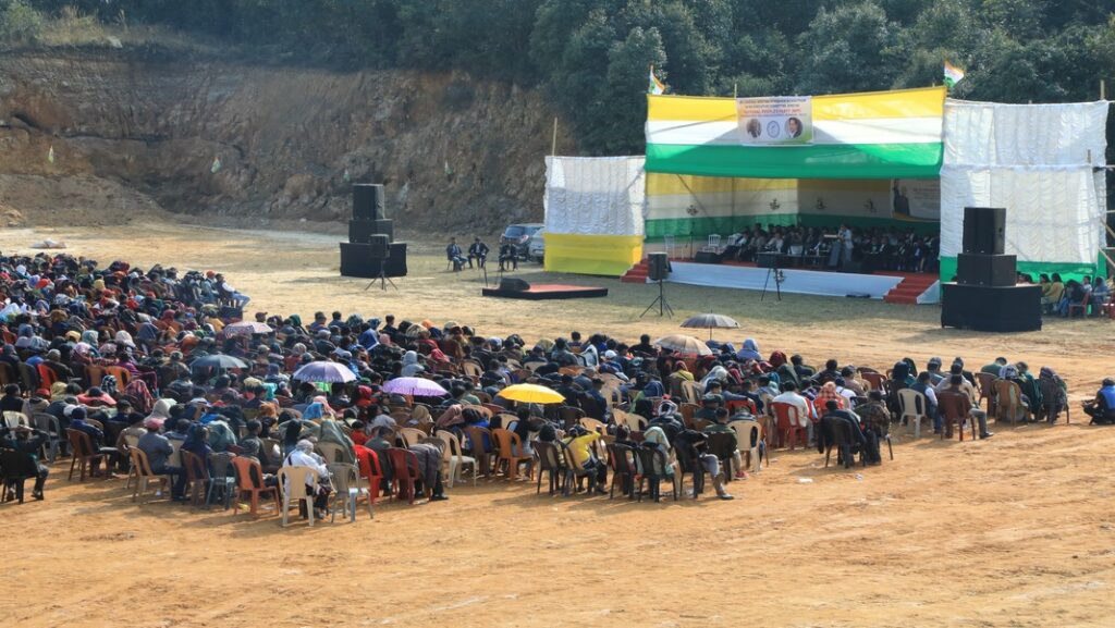 Shillong Lber 03: U President ka National People’s Party (NPP), Meghalaya bad Symbud Myntri Rangbah Bah Prestone Tynsong ula pynshai ba ki jingkynnoh ba dei ka seng NPP kaba la khanglad ban pynrung ia ka Ktien Khasi ha ka Khyrnit kaba Phra kam long satia kaba shisha hynrei kadei tang ka jingthmu ban ialam bakla ia u paidbah ka jylla.
U Bah Prestone ula kynthoh ia kane ha ka jingialang jong ka NPP-Pynursla kaba la pynlong ha madan Urksew, PHE ha ka sngi saitjain.
 “Ki jingkynnoh kiba bun jait kila mih bad saphriang, hana ba khanglad u Conrad Sangma namar ba ka ktien Garo ka khlem rung ha ka thup kyrteng, ‘hai re hai’ ka jingkren kaba stad haduh katta katta” ong u Bah Prestone.
“ Ngan shu iathuh ia phi ki paidbah jong ka Pynursla, ba ka ba khatduh eh kaba ka Sorkar India kala pynrung ia ki ktien ha ka Eight Schedule ne Khyrnit kaba Phra kadei ha u snem 2003-04 lait nangta ym don shuh” ula bynrap.
U Bah Prestone ula ong ba ki don sa kumba 40 tylli tam ki jait Ktien kiba ka Sorkar India haduh mynta kam pat lah ban rai bad kawei na kita kadei ka Ktien Khasi.
Une u Nongialam ka NPP ula ong bad katba ki briew ki dang tim bad ki dang ialam bakla, ka seng NPP kan dang kiew arshah namar ka NPP ka ngeit tang ha kawei ka nongrim kata ban shakri ia ki paidbah ka jylla Meghalaya.
“Paidbah jong ka Pynursla wat shah pynbiej bad nga thikna bha lada dei ba phi shah pynbiej nga la dei ban rem ha kane ka elekshon MLA 2023 pynban phi nang pyndon burom ia nga bad ai ba ka Pynursla Constituency kan dang ehrngiew kan dang ehdaw” ula ong
U Bah Prestone ula ong ruh “Ngin pynbna mynta ba ka Kong Ampareen kan dei ka kyrtong iakhun elekshon MP jong ka seng bad ngin ia mih nangne ban iatrei shitom bad trei shitrhem ha la ki kyntoit bad ki shnong ban pynjop don burom ia ka Kong Ampareen”.
Ha kane ka jingialang la ioh ruh ia ka jingkren na ka Kyrtong MP ka NPP ka Kong Ampareen Lyngdoh kaba long ruh ka Myntri Sorkar, Bah Wailadmiki Shylla, Bah Gavin Mylliem bad Kong Grace Mary Kharpuri bad ha katei ka jingialang la wan ban iadonlang ki heh nongialam ka NPP, ki nongialam ka NPP Pynursla bad ki paid nongkyrshan na ka thaiñ Pynursla.