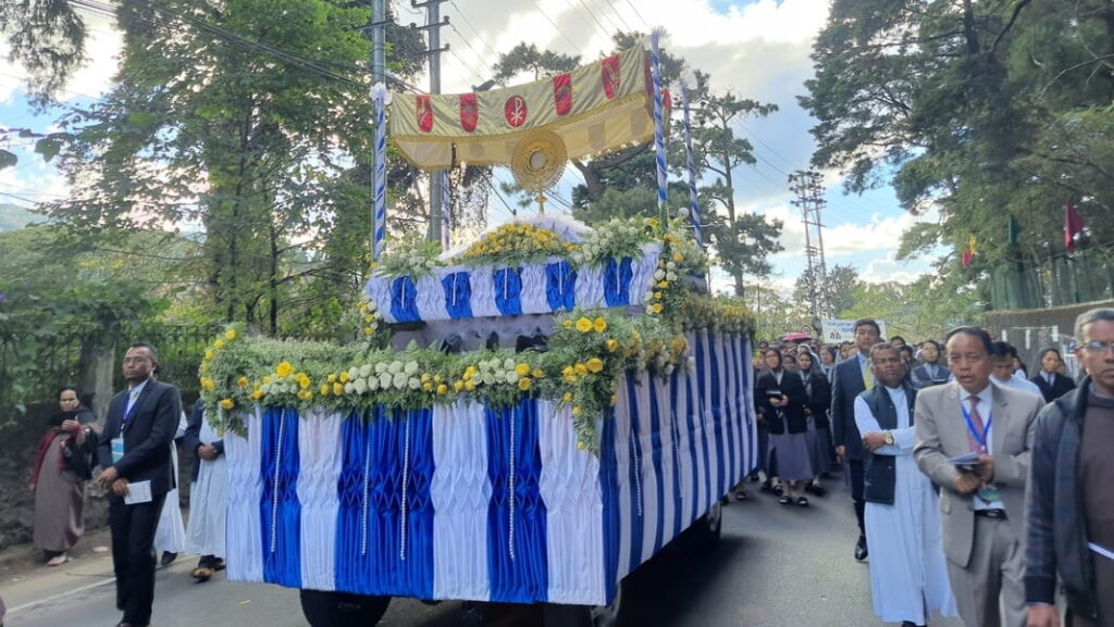 Iashimbynta da ki hajar ngut ki riewngeit Katholik ha ka Eucharistic Procession