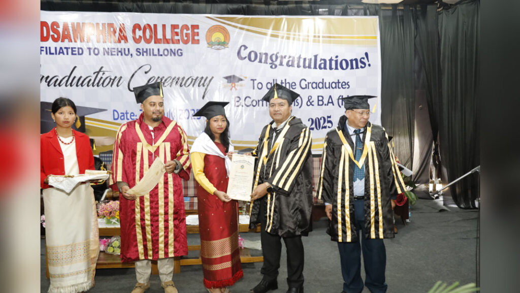 Pynkup burom ka Khadsawphra College ia ki samla ba pass Hons ha ka BA bad B.Com