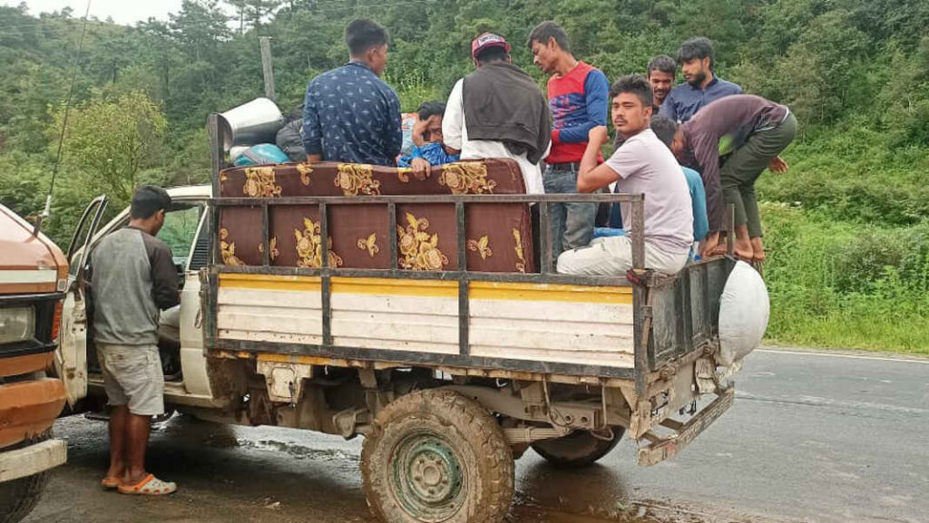 Pynsangeh ki Samla ka Hima Lyngiong ia ka jingshna pandal iaid Yatra sha Krem Mawjymbuin