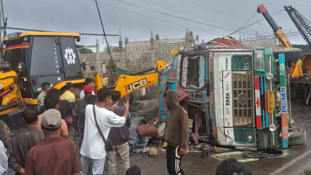 Leit bhen ka trok ia ka Maruti EECO, mynsaw 2 ngut