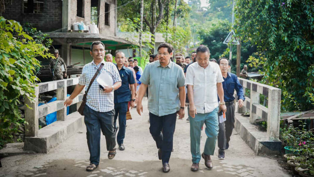 U Myntri Rangbah ka Jylla u Conrad K Sangma, hynne ka sngi, ula plie ia ka Paver Block Road ne ka surok kaba la shna da ki maw blok, hapoh jongka Smart Town Project ha Lower Hawakhana, Tura ia kaba la pynlong da ka Development Committee jongka Lower Hawakhana, Tura.