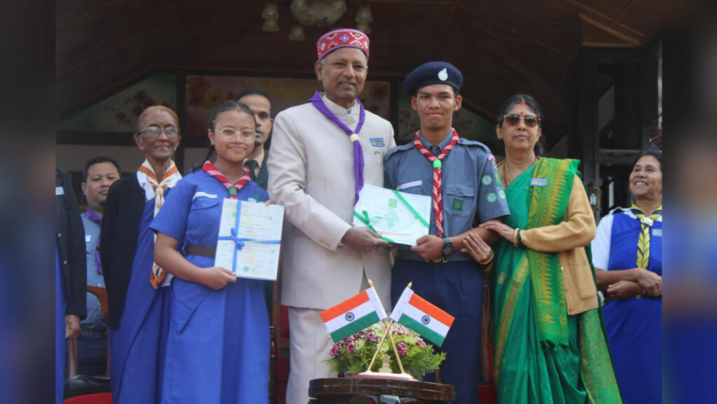 Pynkup burom u Lat ia palat 350 ngut ki Scout & Guides da ka khusnam