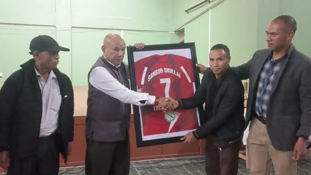 Pynkup burom u Bah Sanbor ïa ki Champion ka Women Footall League na Lumparing